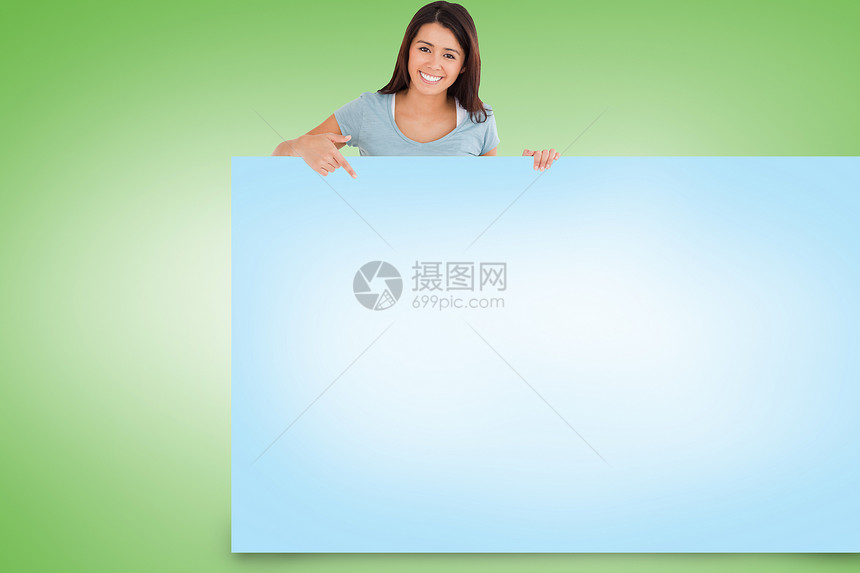 漂亮的黑褐色显示卡的复合图像快乐推介会数字广告混血微笑女士卡片空白蓝色图片