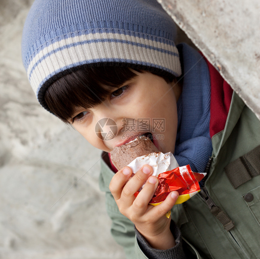 儿童吃冰淇淋孩子巧克力食物街道帽子快乐蓝色男性童年婴儿图片