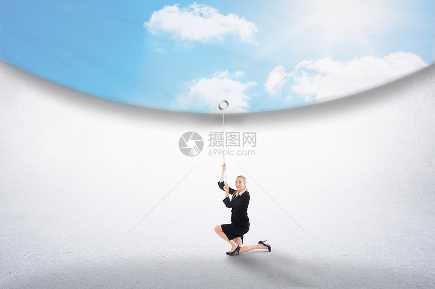 商业女商务人士从蓝天下拉下来的复合图像天空绘图微笑窗帘计算机头发牵引女性金发女郎阳光图片