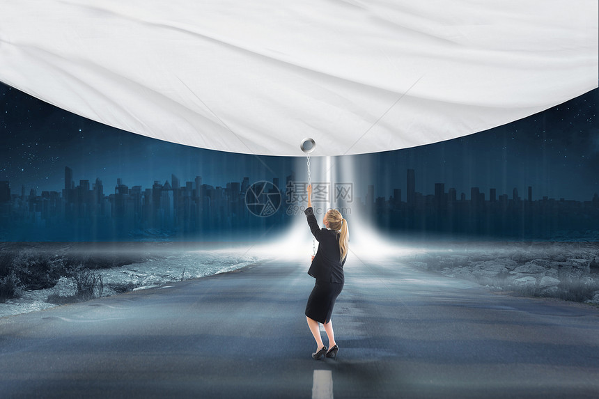 商业女商务人士的复合图像拉着白色屏幕景观职业女性头发浅色建筑地平线绘图城市窗帘图片