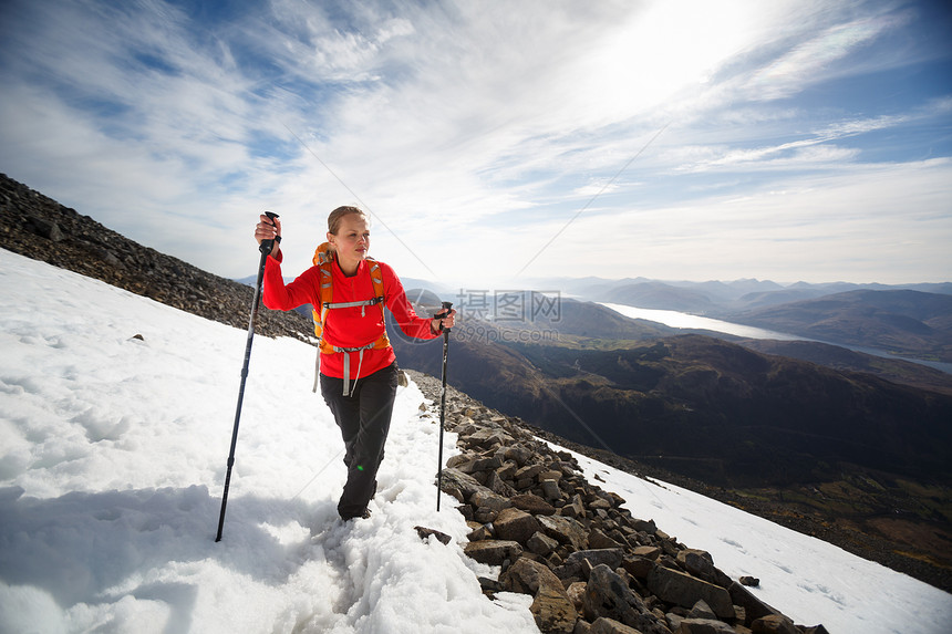 漂亮的年轻女性登山女徒步旅行者上山 穿越雪地远足者女孩享受自由太阳越野运动远足女士高地图片