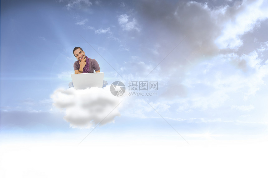 使用笔记本电脑和微笑坐在地板上思考的人的复合图像胡子男性天空思维蓝色阳光潮人微笑太阳计算机图片