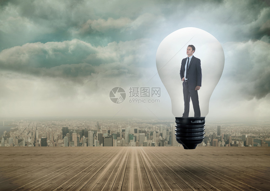 光灯灯泡中思考商务人士的复合图像创新景观数字思维男性男人天空商务计算机人士图片
