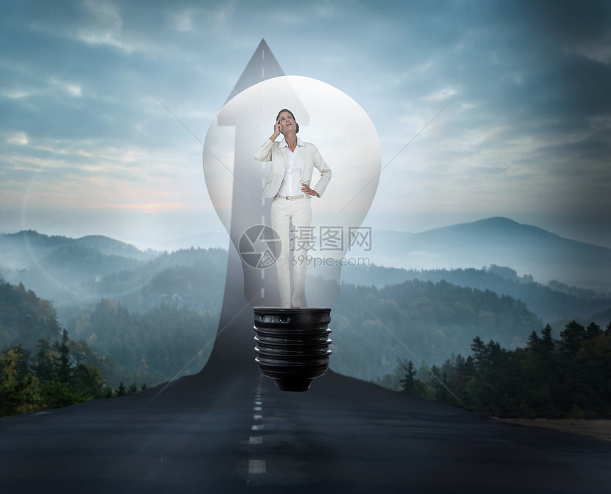 在灯泡上思考女商务人士的复合图像 光灯灯泡人士数字女性多云树木女士套装创新绘图思维图片