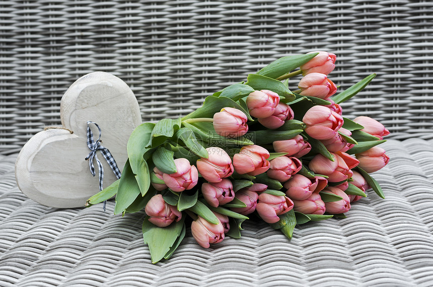 两个花瓶 有粉红色的郁金香花红色粉色灰色修剪竹子郁金香芦苇展示白色妈妈们图片