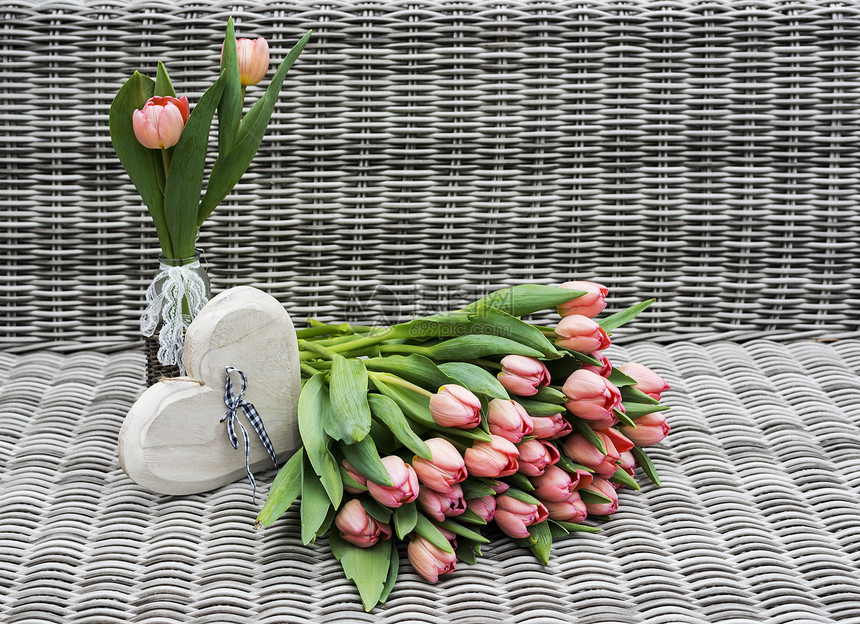 两个花瓶 有粉红色的郁金香花郁金香红色粉色灰色竹子修剪芦苇白色展示妈妈们图片