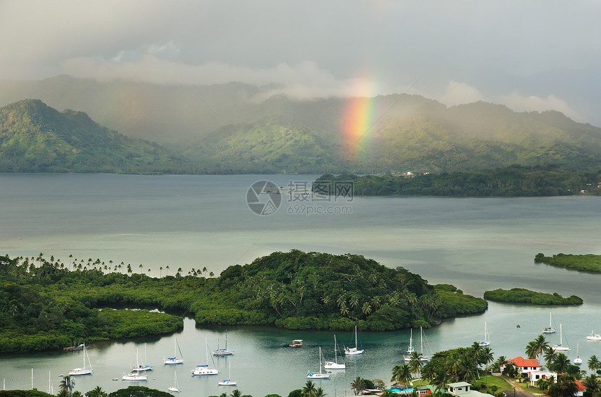 斐济Vanua Levu岛和Nawai岛海景彩虹风暴港口帆船胰岛蓝色海岸线天线码头图片