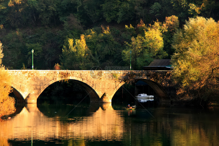 黑山Crnojevica河的拱桥建筑学建筑纪念碑农村历史性房子地标渔夫石头村庄图片
