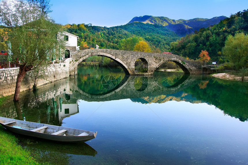 黑山Crnojevica河的拱桥渔夫石头地标风景纪念碑建筑学反射房子村庄历史性图片