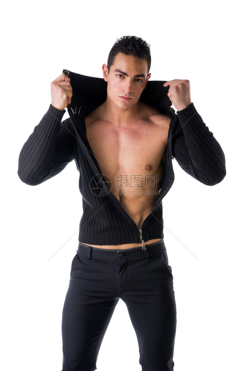 自信 有魅力的年轻男子 穿着露口毛衣 在肌肉骨质上衣领外套腹肌运动男性胸肌夹克白色工作室成人图片