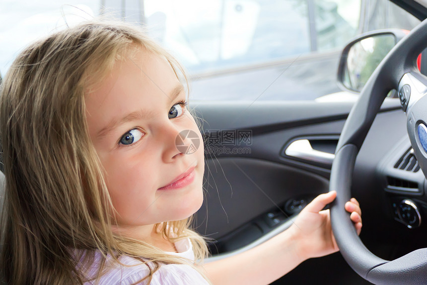 可爱女孩驾驶车图片
