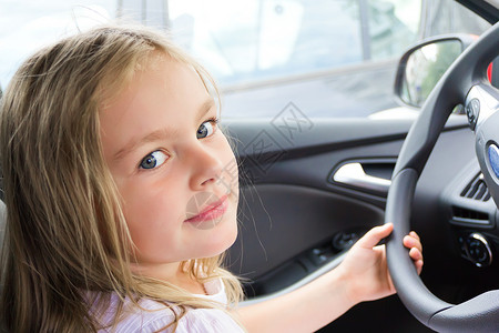 可爱女孩驾驶车背景图片