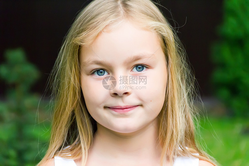 可爱的女孩金发孩子微笑白色女学生蓝色童年图片