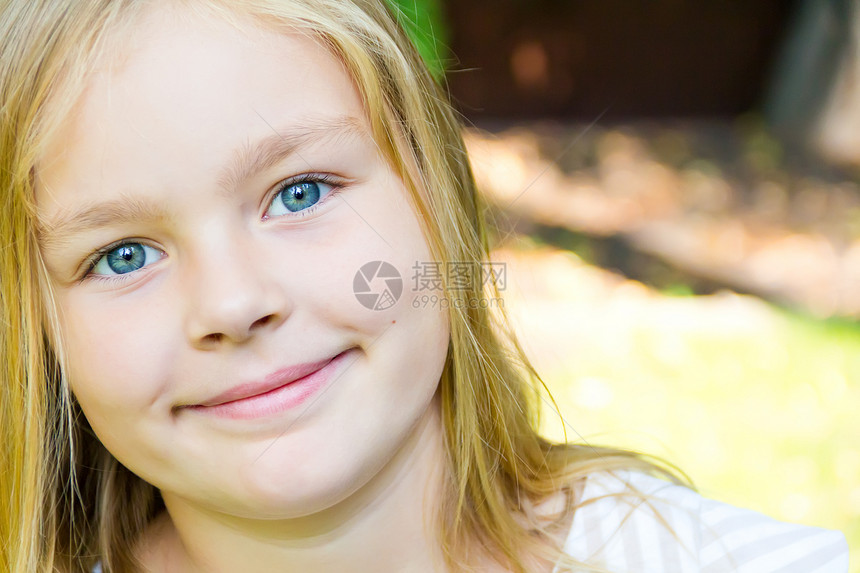 可爱的女孩微笑金发孩子白色蓝色女学生童年图片