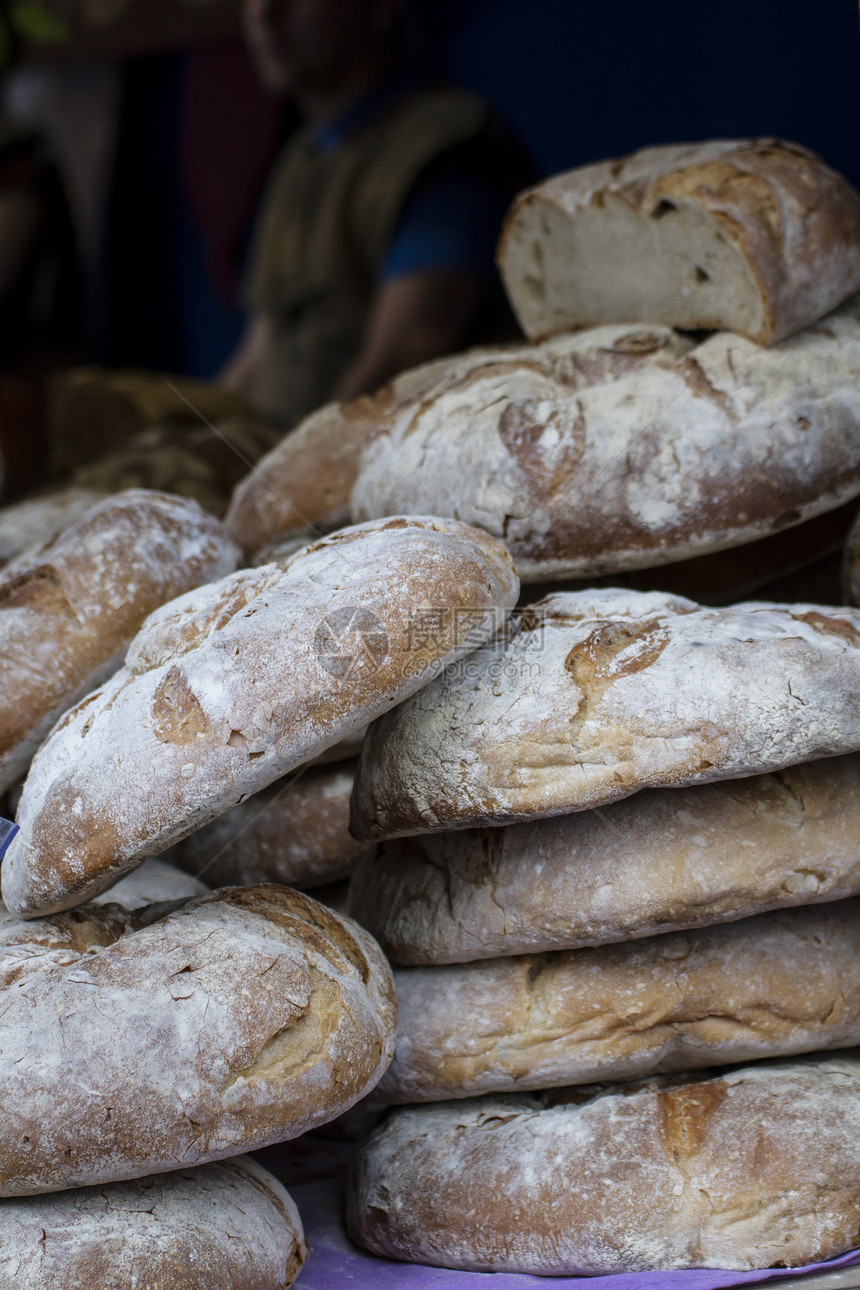 西班牙古代中世纪博览会的手工面包面包师脆皮桌子小麦食物木板乡村木头棒子苏打图片