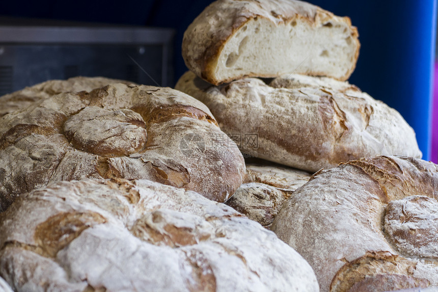 西班牙古代中世纪博览会的手工面包早餐粮食桌子小麦棒子蓝色面包师谷物木板乡村图片