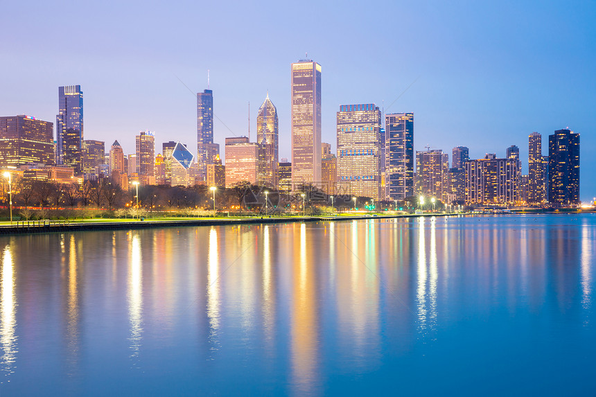 芝加哥市中心与密歇根湖蓝色住宅区反射办公室摩天大楼日落建筑外观结构目的地图片