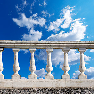 Balustrade 云天上的Balustrade 支柱房子扶手柱子石头局限古董蓝色建筑学建筑阳台背景图片