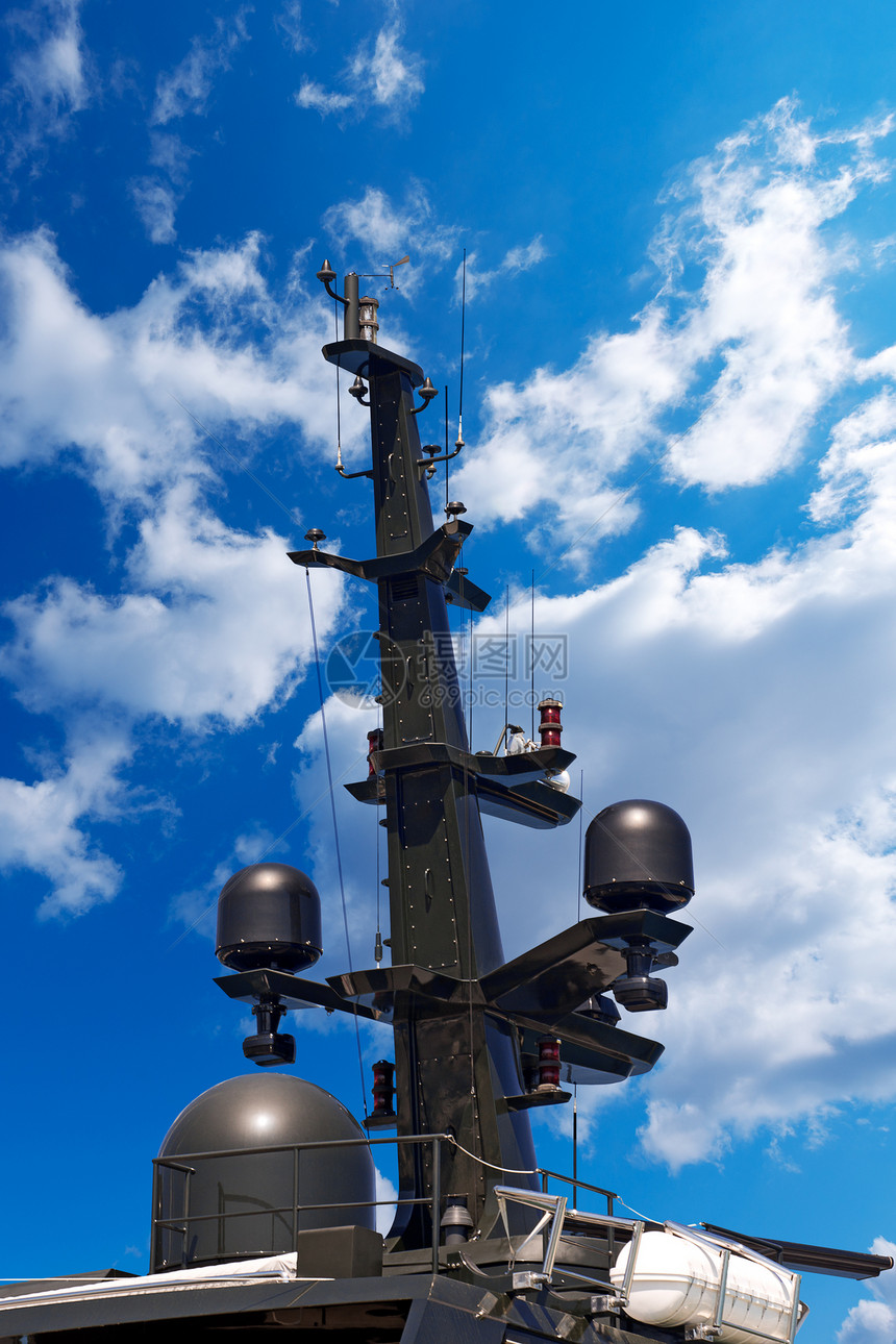 一艘游艇上的雷达和通讯塔蓝色运输收音机传播血管上层建筑技术巡航甲板卫星图片