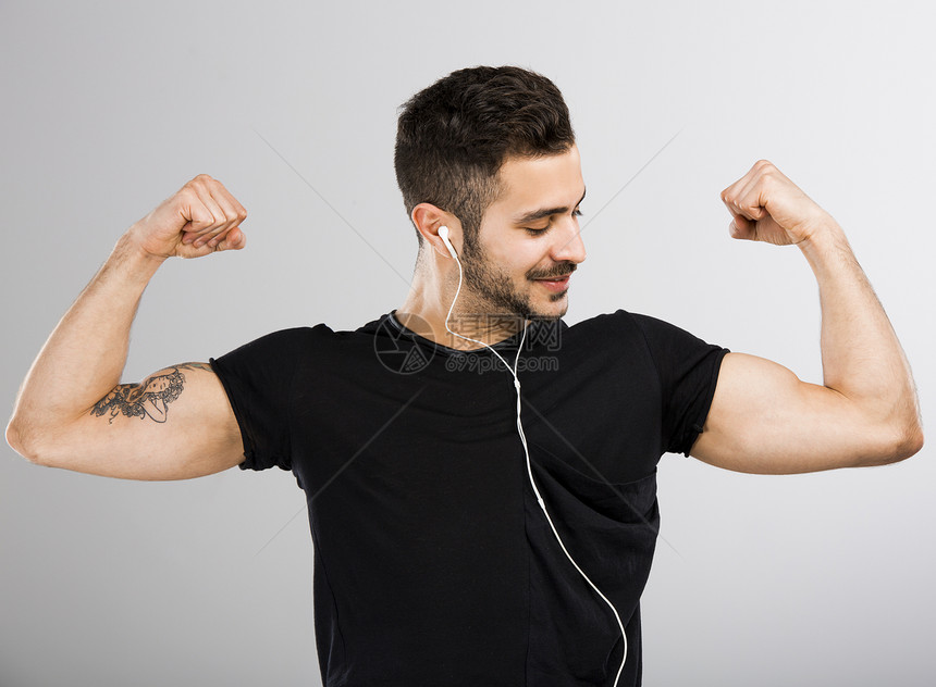 男人听音乐 看他的肌肉图片