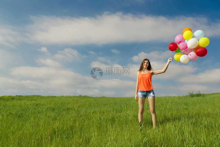 Ballons 女孩带Ballons享受喜悦场地波动天空自由旅行活力乐趣女士图片