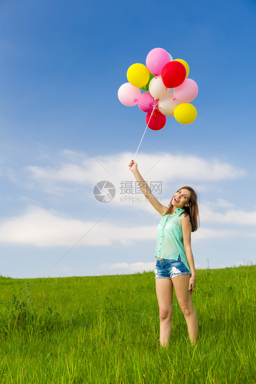 Ballons 女孩带Ballons自由乐趣闲暇场地旅行飞行草地活力享受天空图片