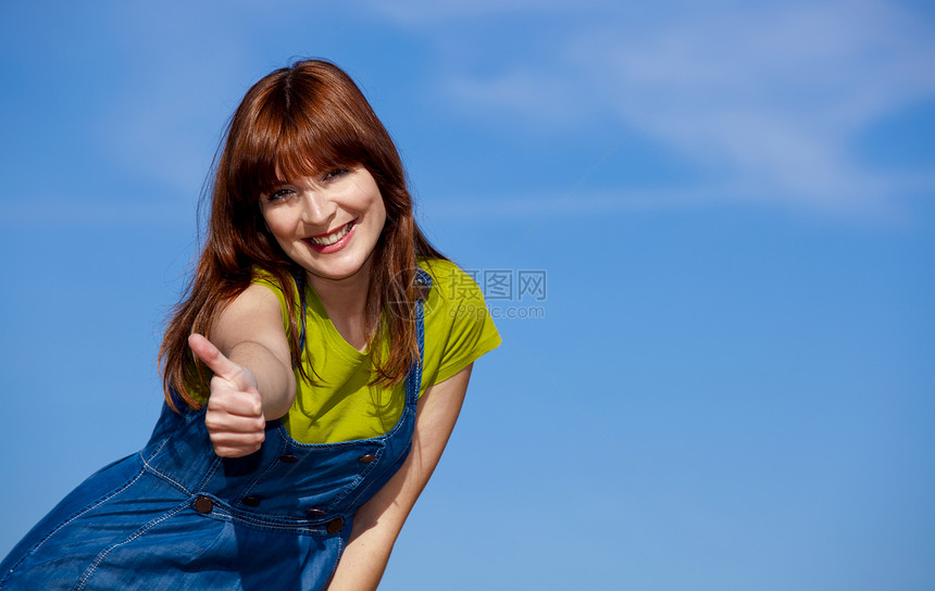 在户外快乐的女人幸福自由微笑喜悦休息女孩天空蓝色太阳成人图片