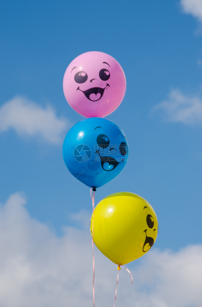 蓝色天空背景的三色气球Name图片