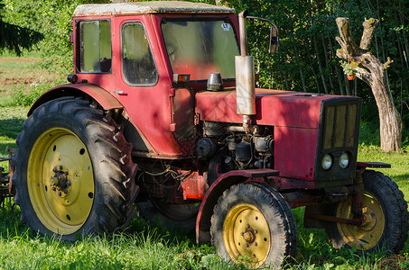 农村红红色旧农用拖拉机户外高清图片