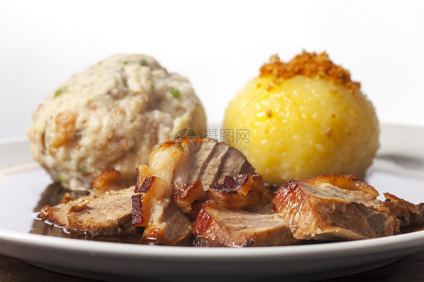 巴伐利亚烤猪肉 加子食物烹饪油炸棕色白色盘子土豆香菜面包屑腰部图片