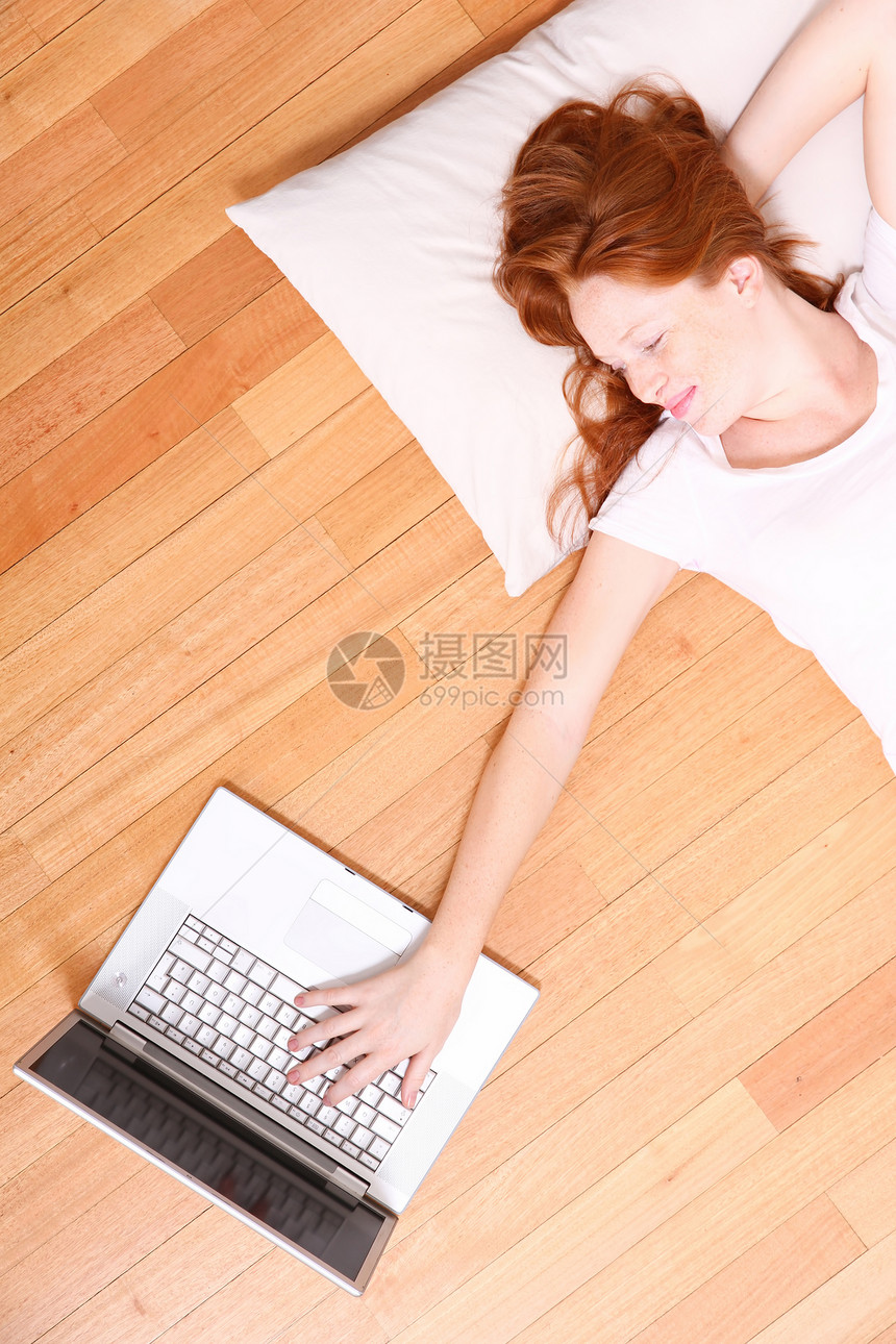 带笔记本电脑的红头女青年监视器成人休息青少年讲话女性手表木地板屏幕互联网图片