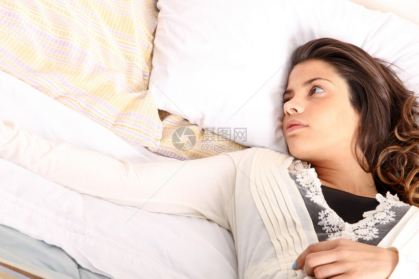 想念哟枕头盖子床单时间卧室闲暇姿势说谎就寝女孩图片