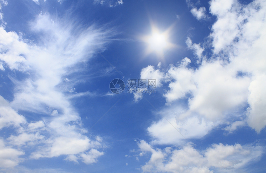 和蓝白的太阳季节环境蓝色水分空气天气天蓝色气氛阳光云雾图片