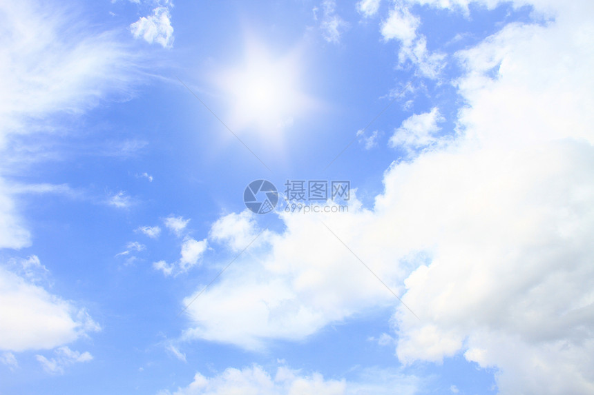 和蓝白的太阳晴天云雾水分阳光太阳光线空气蓝天天气天空蓝色图片