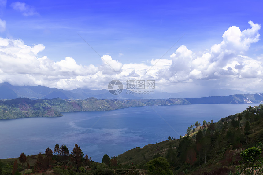 托巴湖景区情调热带蓝色房子村庄天空绿色鸟羽火山异国图片