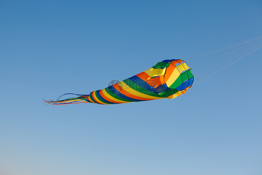 空气中的Kite公园细绳蓝色微风娱乐运动玩具彩虹乐趣天空图片