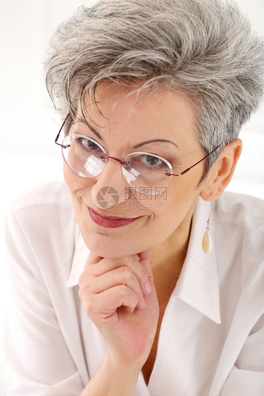 长相快乐的老年妇女女性幸福口红微笑奶奶头发成人发型祖母眼镜图片