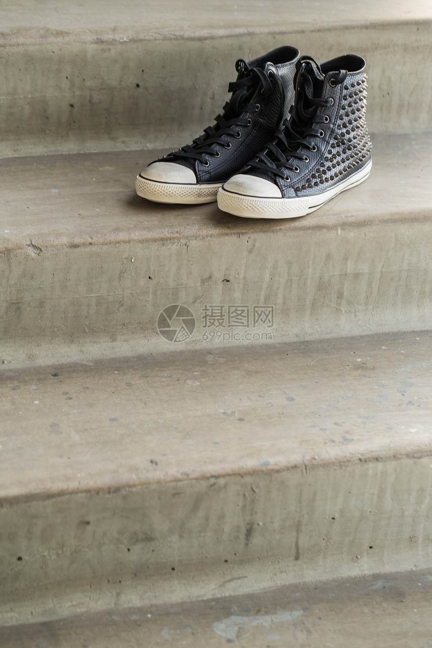 楼梯上的古姆修斯皮革刑警运动鞋靴子尖刺文化鞋带鞋类橡皮黑色图片