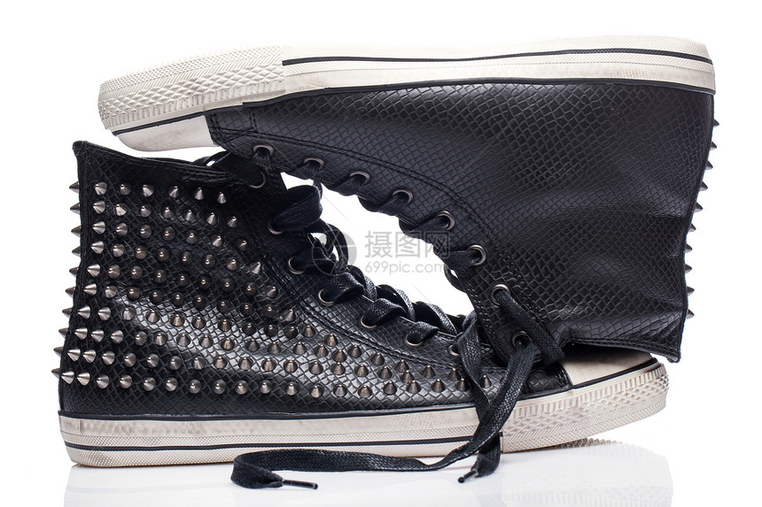白色背景上的 Gumshoes黑色文化皮革工作室店铺橡皮鞋类尖刺运动鞋靴子图片