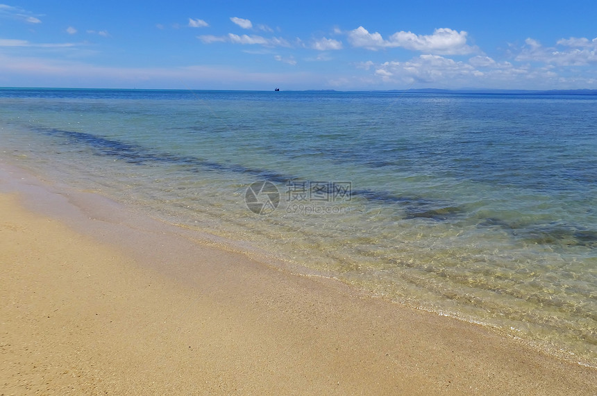 斐济瓦努阿莱武岛桑迪海滩和清水棕榈支撑热带蓝色异国海滩天堂情调海岸线天空图片
