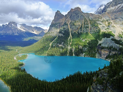 加拿大不列颠哥伦比亚省约霍国家公园奥哈拉湖公园国家森林风景蓝色荒野反射高山天空冰川背景