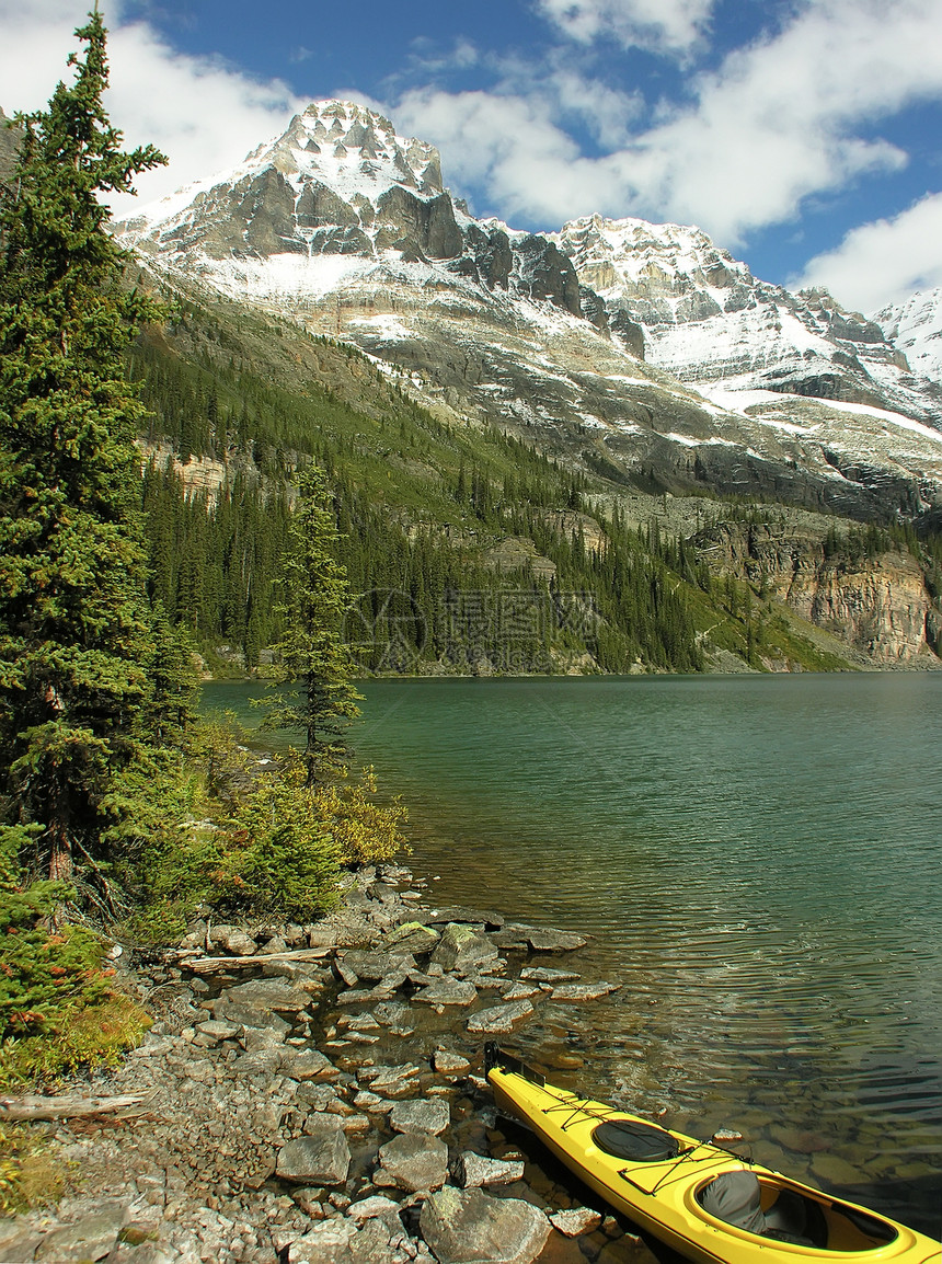 加拿大约霍国家公园OHara湖黄皮艇风景蓝色反射高山森林公园国家高原荒野树木图片