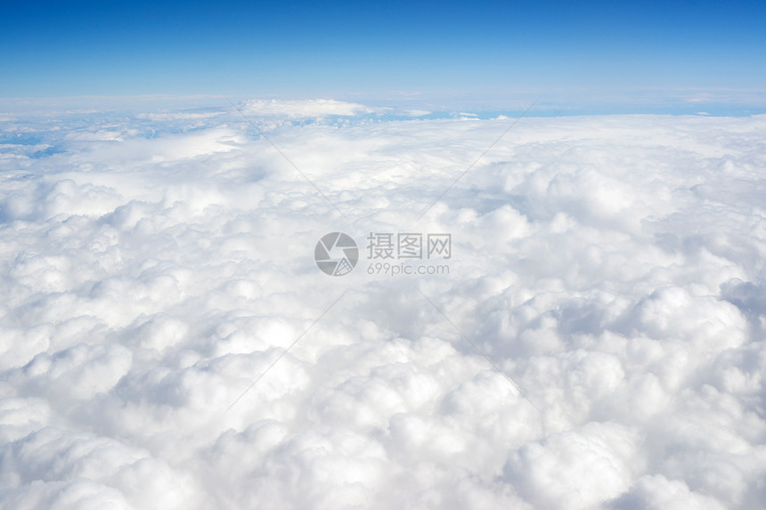 云层覆盖蓝色天空平原层垂直构成清晰天气表图片