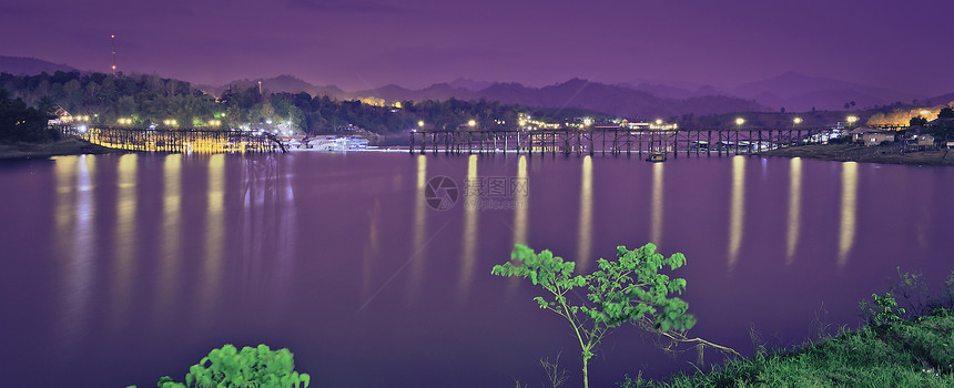 夜晚的平静湖图片
