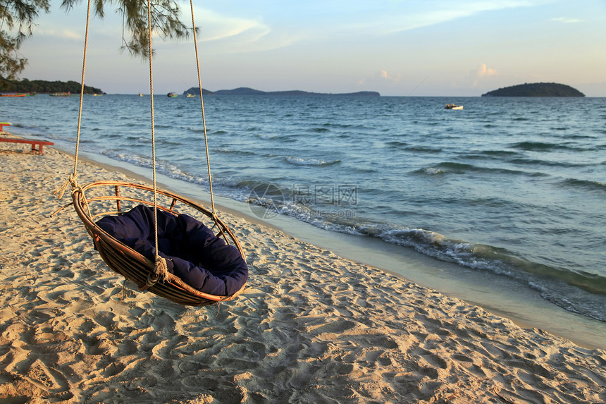 沙滩上的哈默克海岸晴天旅游植物蓝色旅行吊床棕榈假期风景图片