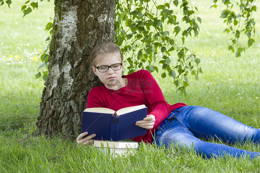 春日在公园读书的年轻女孩乐趣空间色彩学生腐烂金发女郎家庭作业娱乐眼镜幸福图片