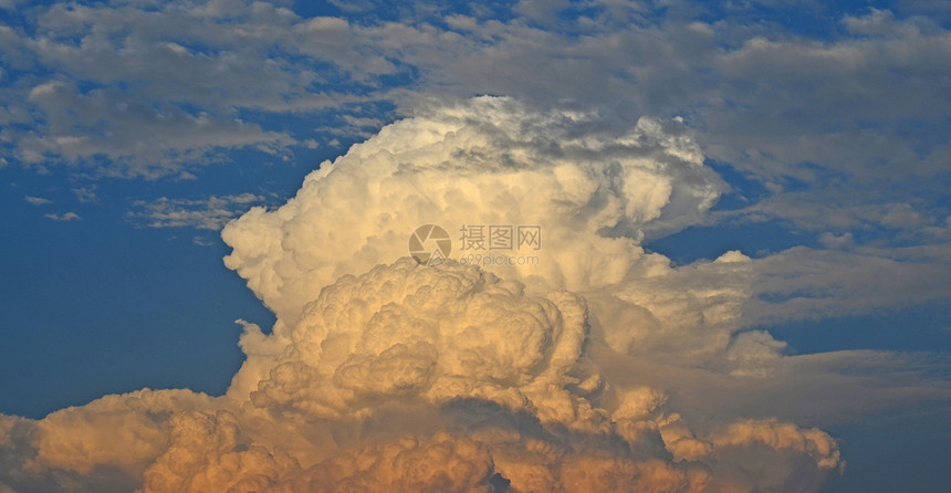 蓝天空中蘑菇云图片