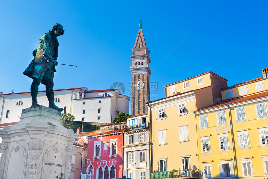 欧洲斯洛文尼亚皮兰的塔尔蒂尼广场景观历史性历史雕像房子教会城市旅游窗户目的地图片