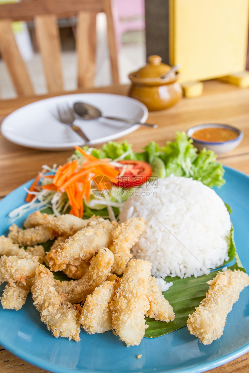 深炸猪肉和大米午餐沙拉蔬菜餐厅食物盘子烹饪菜单美食油炸图片