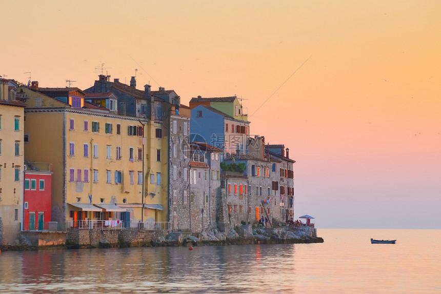 克罗地亚Istria的Rovinj沿海城镇旅游日落房子反射海岸线蓝色天空旅行历史性建筑图片